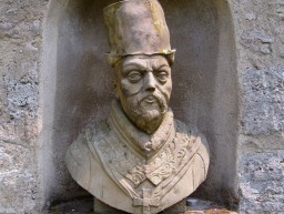 Schloss Kromsdorf mit Büsten im Garten (hier Skanderbeg?)
