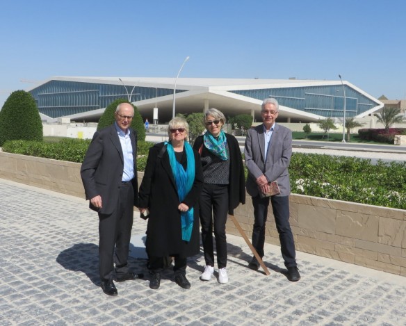 Claudia Lux (zweite von links) mit Besuchern vor dem Gebäude der Qatar National Library
