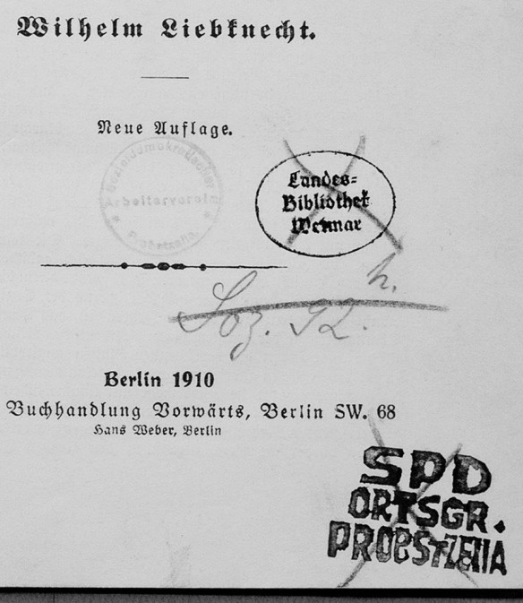 Buch mit Eigentumsstempeln der Vorbesitzer