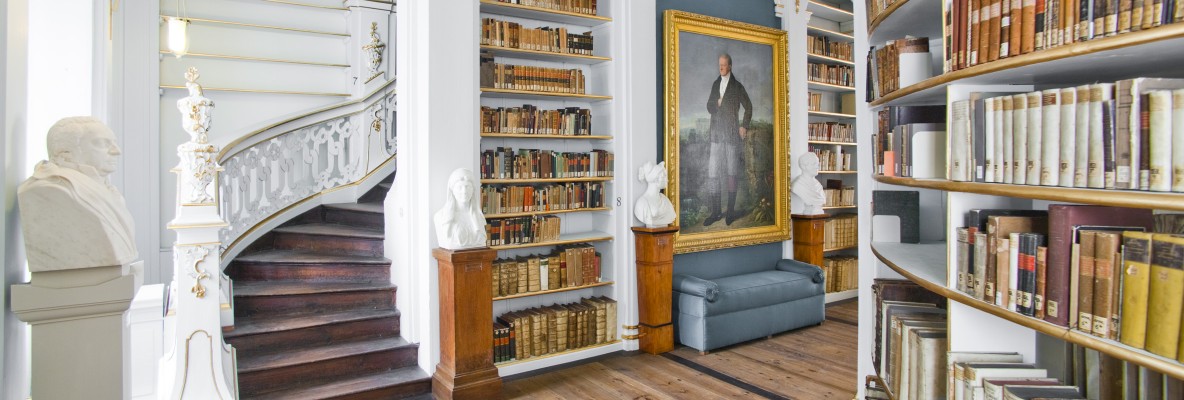 im Rokokosaal der »Herzogin Anna-Amalia Bibliothek«